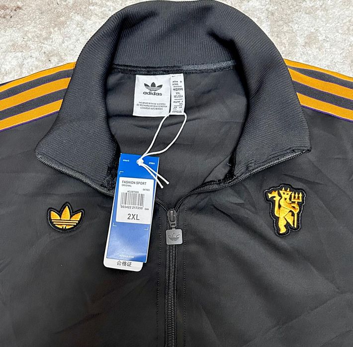 Vând compleu nou original de bărbați Adidas Manchester United