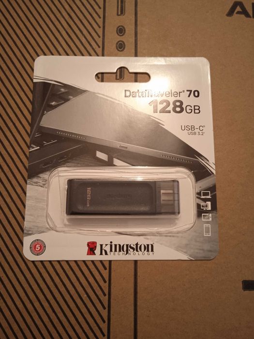 Продам флешку 128 гг.