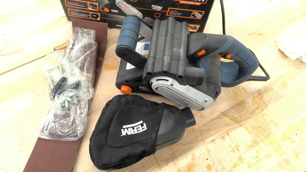 Mașină de șlefuit cu banda FERM BSM1021 950W - Ca Nou(Cutie Originală)