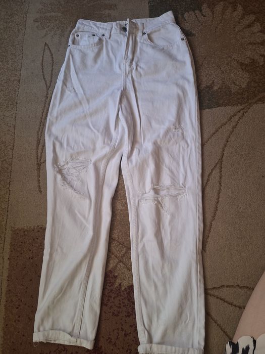 Blugi albi cu ruptură