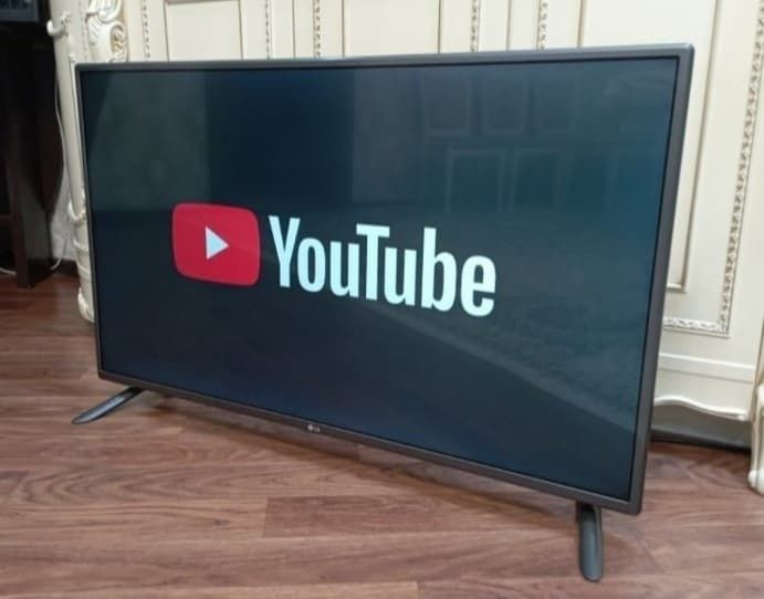 Смарт телевизор LG 107см. С креплением на стену.