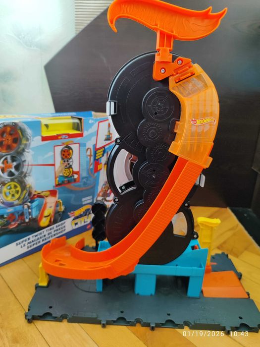 HOT WHEELS™ CITY Гумаджийница - въртележка/център за гуми