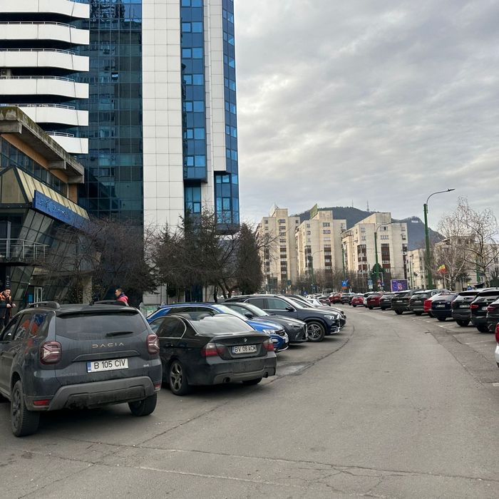 Inchiriez spatiu de birour,saloni in centru civic bloc Roland