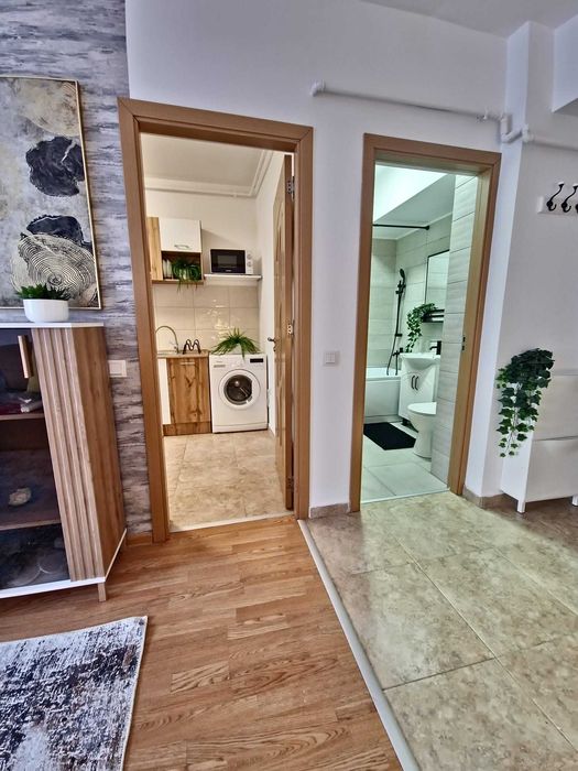 Garsonieră cu mobilă nouă, la etajul 1 din 3, în zonă de case