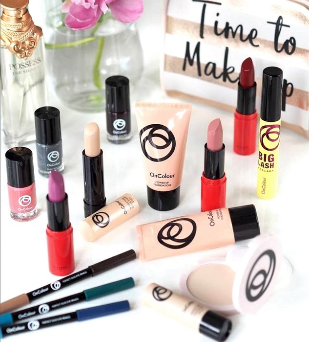 Козметична кутия с козметични продукти