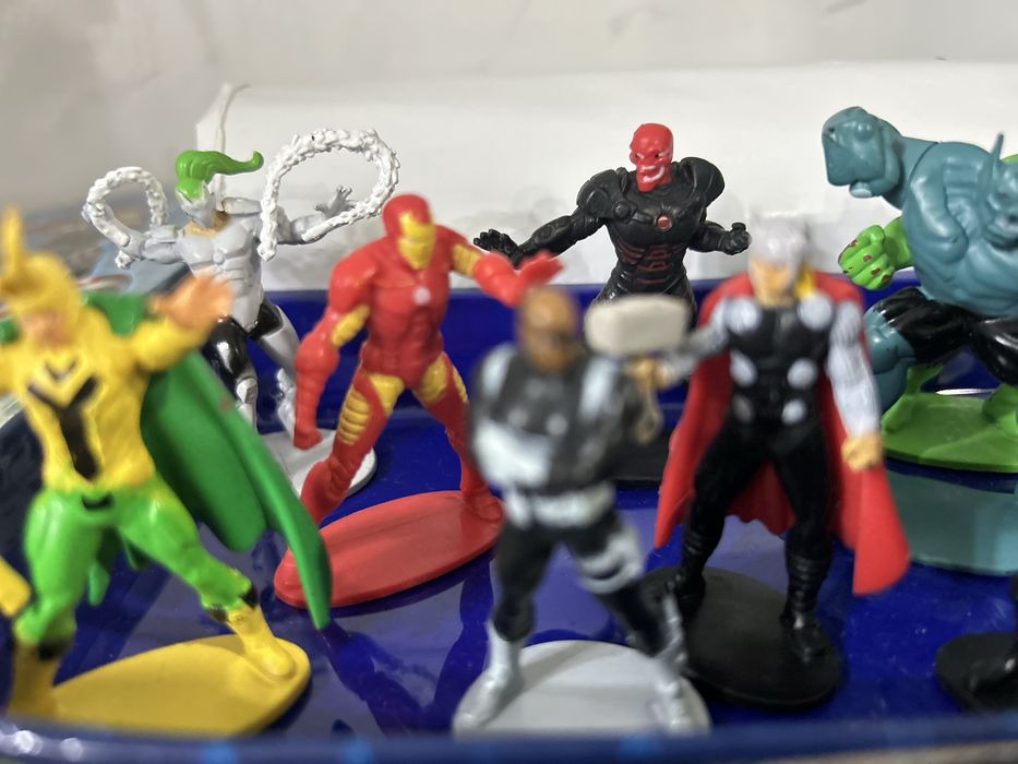 Marvel книга с 10 фигури