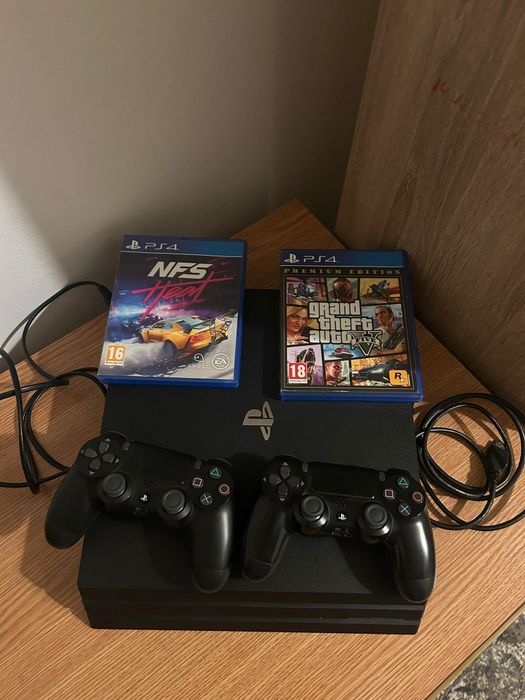 Ps 4 nou cu 5 jocuri si 2 manete