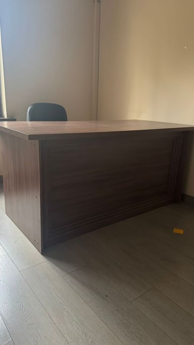 Офисные столы и стулья