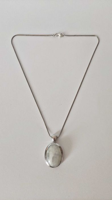 Сребърно колие с голям овален камък