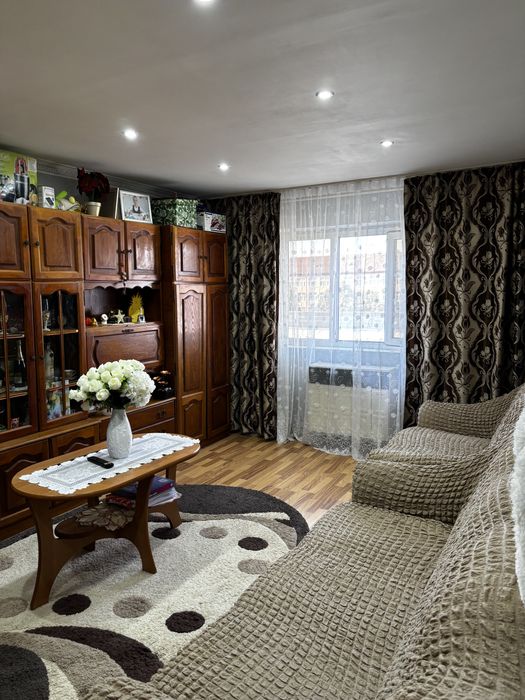 Vând apartament cu 2 camere, complet mobilat și utilat, gata de mutat. Apartamentul este potrivit pentru locuit și se vinde împreună cu mobila.