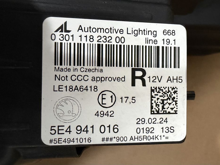 Faruri / Far stanga, Far dreapta Skoda Octavia 4 2019-2025