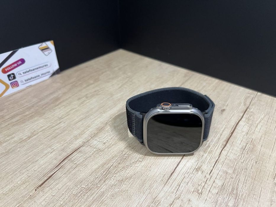 Apple Watch Ultra 3 Natural Titanium Black Trail Loop Second-Hand 2 an