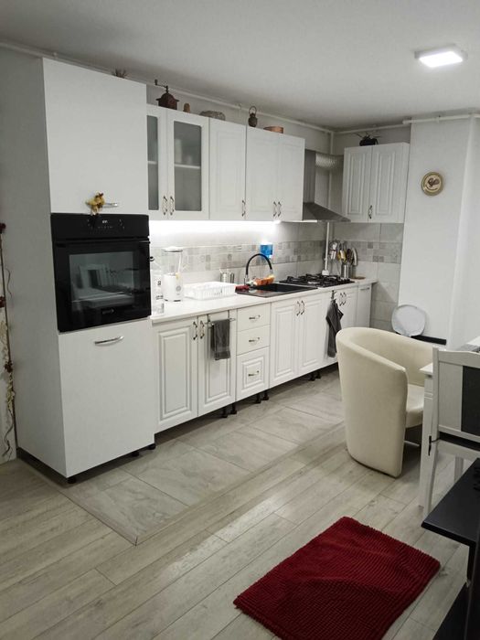 vand apartament 4 camere zona centru Resita