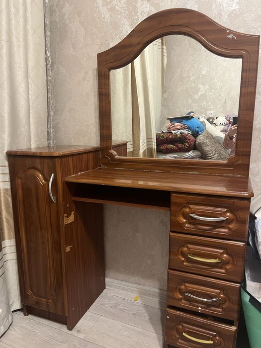 Продам Туалетный столик с зеркалом.