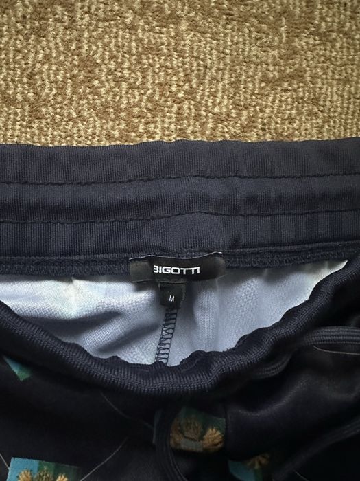 Pantaloni bigotti
