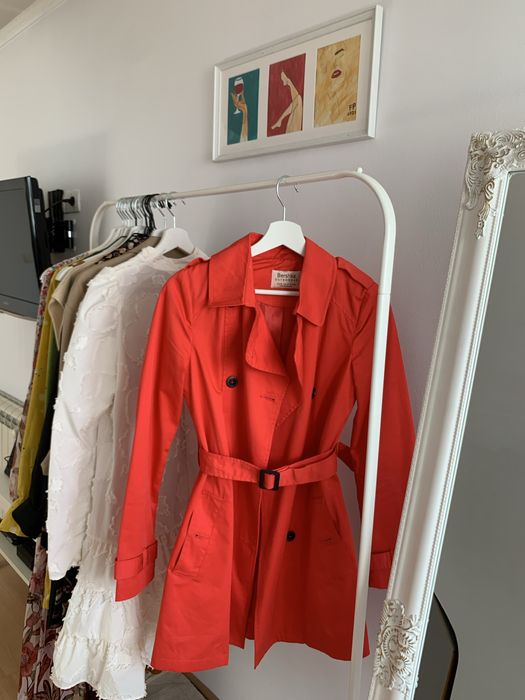Червен тренч с колан на Bershka