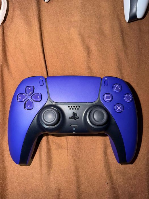Playstation 5, doua manete