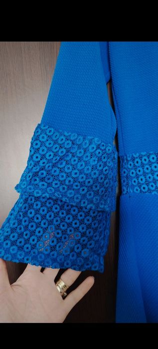 Rochie scurtă cu mâneci stil clopot