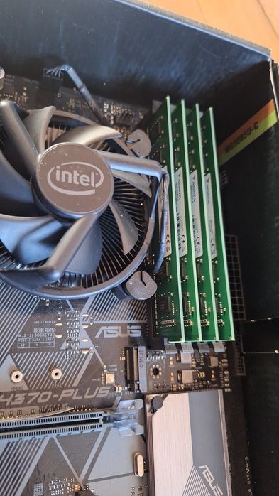 Vind kit gaming i7 8700 NU TRIMIT IN TARA