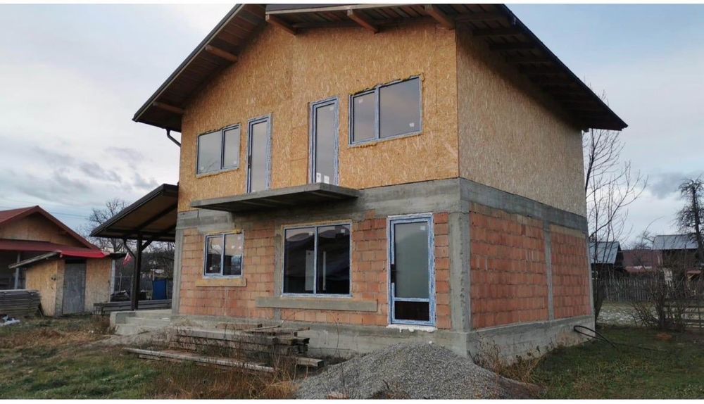 Casa de vanzare la rosu