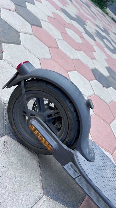 продам Самокат MI Electric Scooter Essential Черный