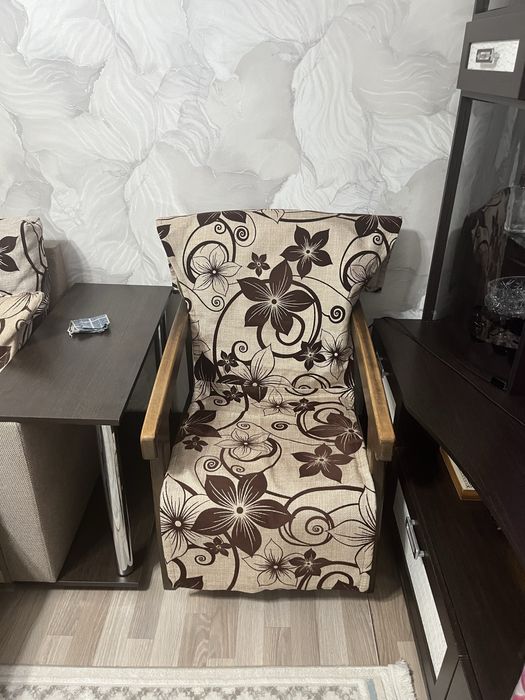 Продам диван с двумя креслами