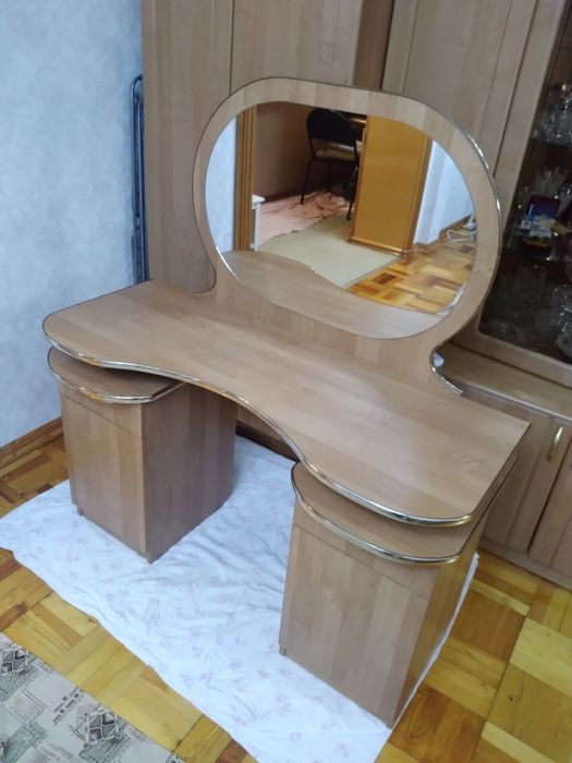 Комод с зеркалом в спальню