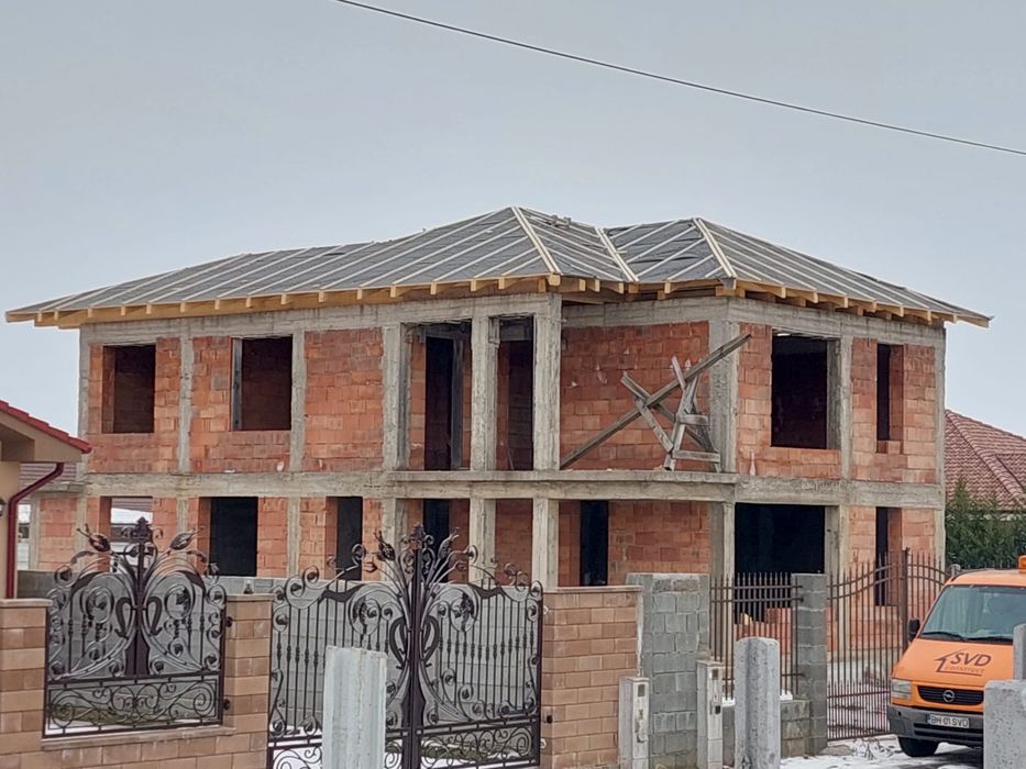 Constructii case in rosu , acoperisuri