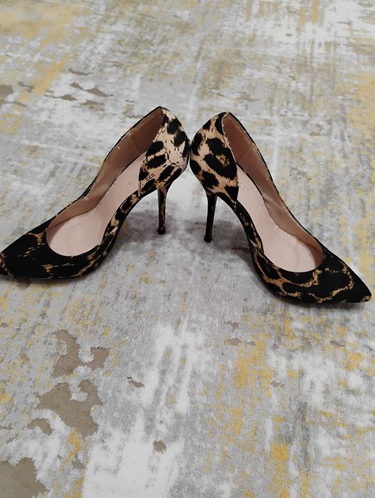 Vând pantofi stileto