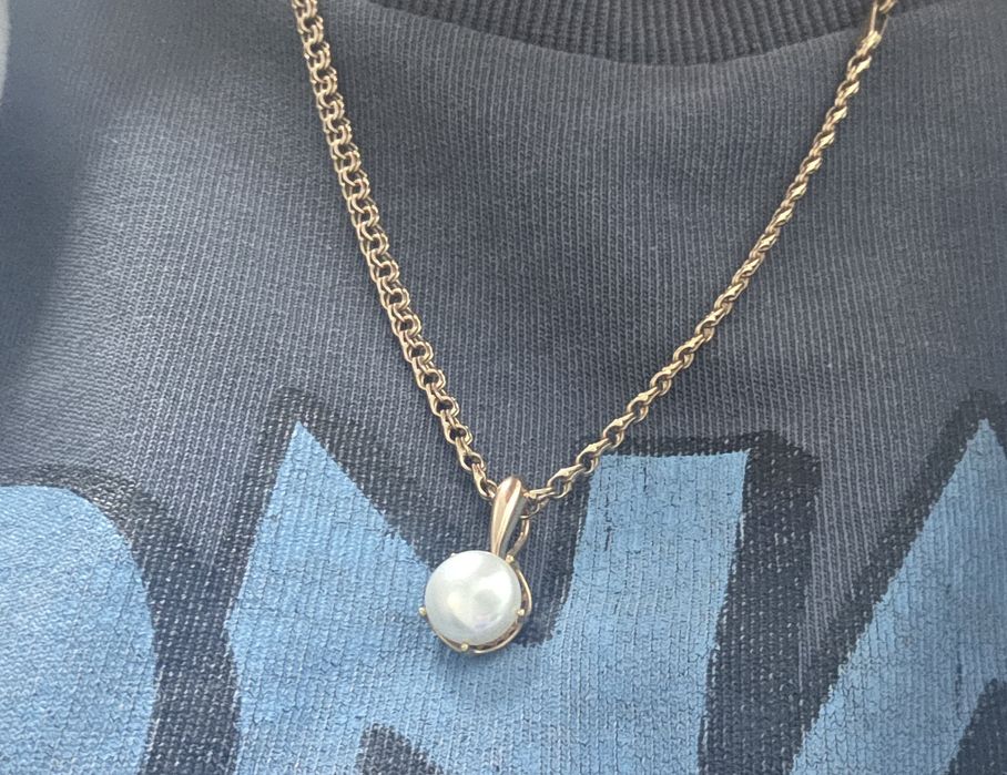 Золотая подвеска с жемчугом