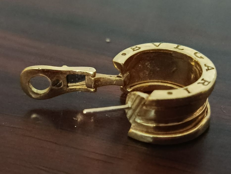 Золотая серьга Bvlgari 750 пробы