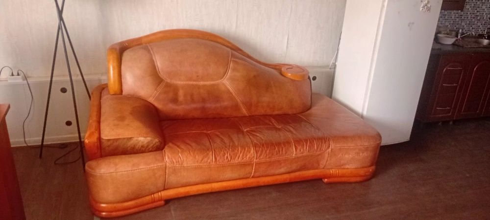 Продам кожаные диваны