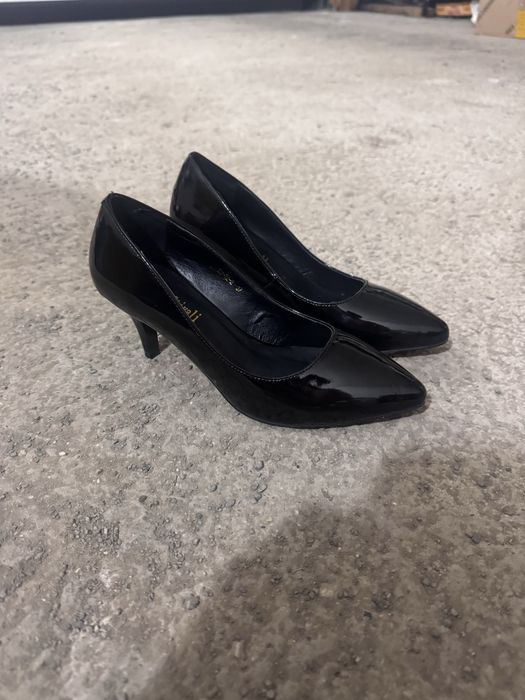 Туфли на каблуках лакированные