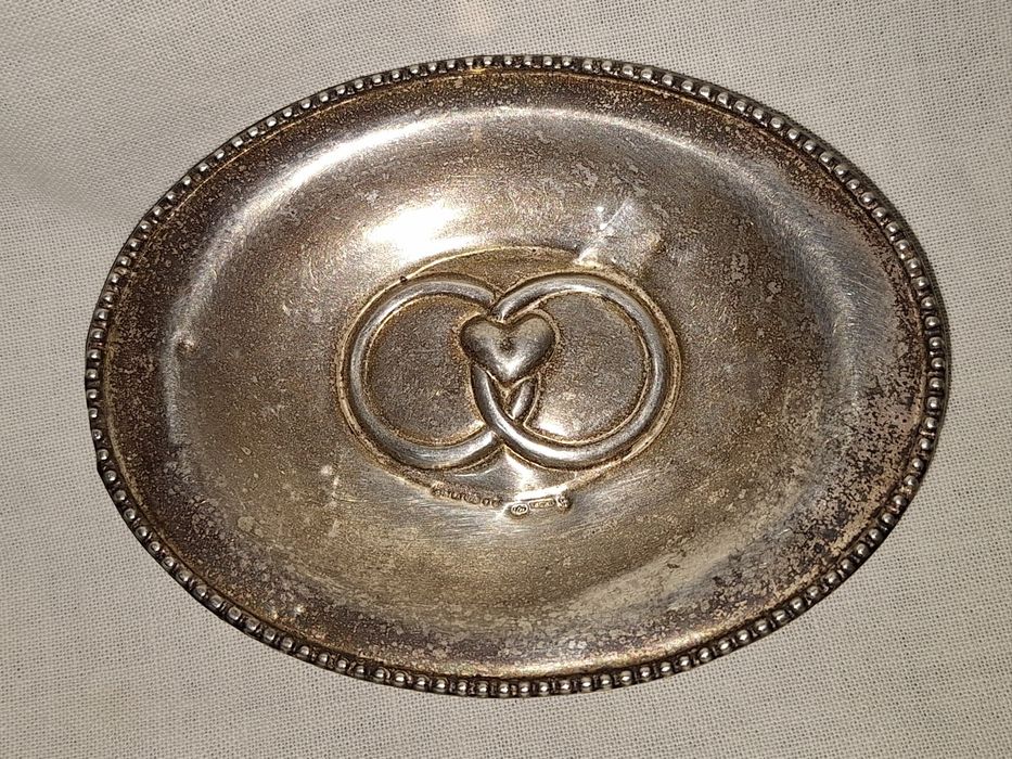 Старинен малък сребърен съд за венчални халки