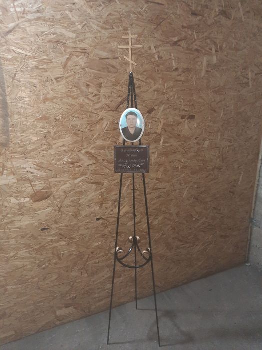 Оградки, кресты, цветники.