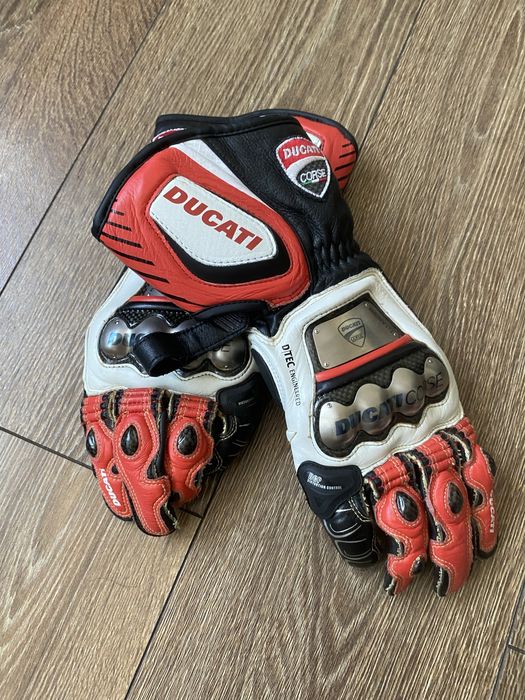 Шлем Ducati, перчатки