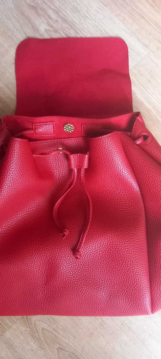 Продавам дамска кожена раничка