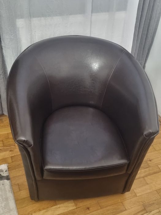 Două fotolii din imitație de piele