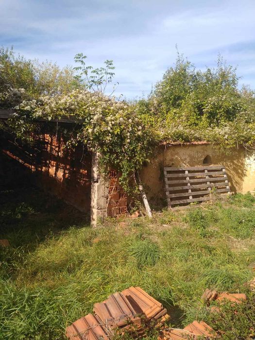 Продава се къща с двор  в град Годеч