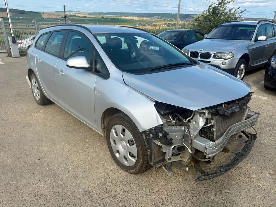 Dezmembrez Opel astra j 2012 break argintie 1.7 cdti A17DTJ volan stanga
