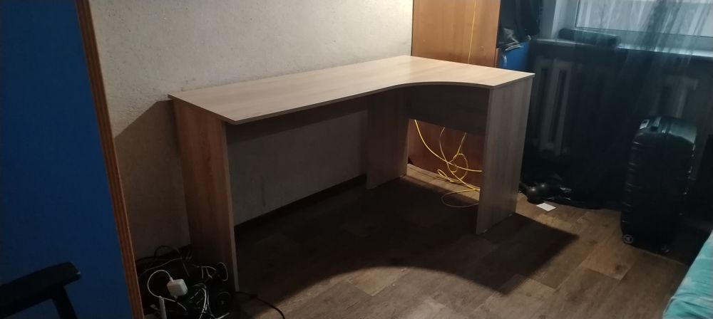 Продается компьютерный угловой стол стол