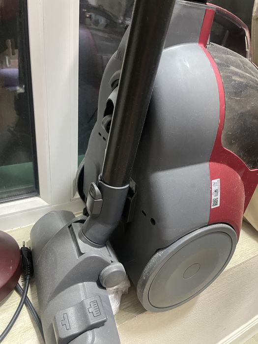 Пылесос LG 2000W, красный, б/у