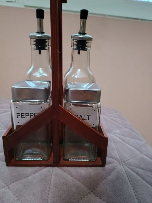 Стъклен оливерник на дървена поставка