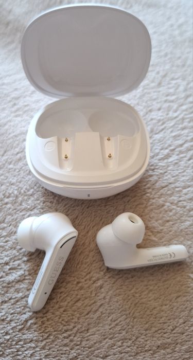 Guess Glossy Classic Logo In ear Bluetooth хендсфри Слушалки с Кутийка за Зареждане Бял