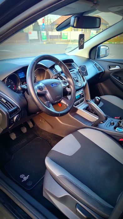 Vand ford focus negru