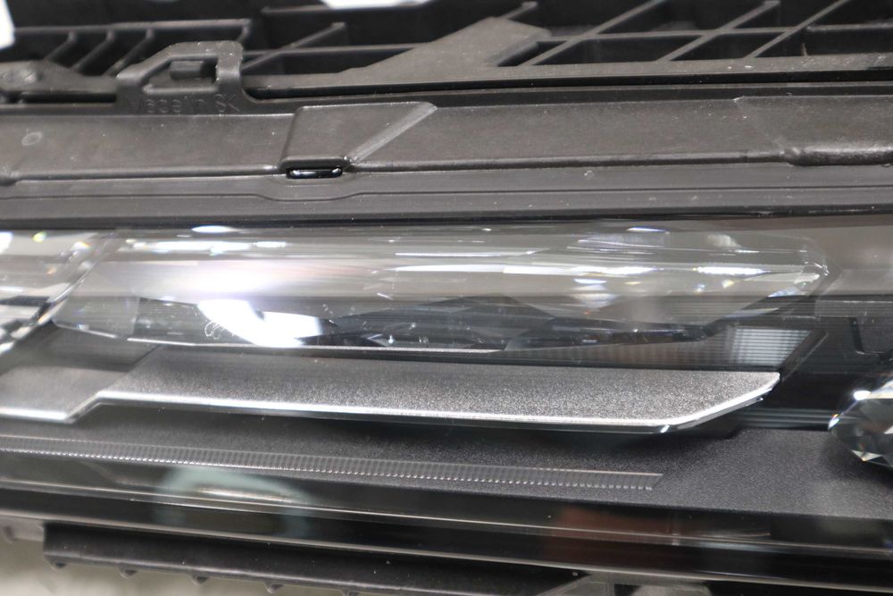 Ляв горен кристален фар Сваровски БМВ 7 серия Г70 BMW G70