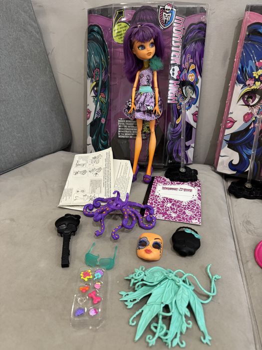 Монстряшки с коробками и аксессуарами