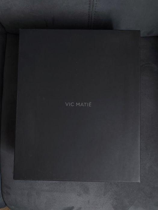 Vic Matie - Noi - Cu eticheta