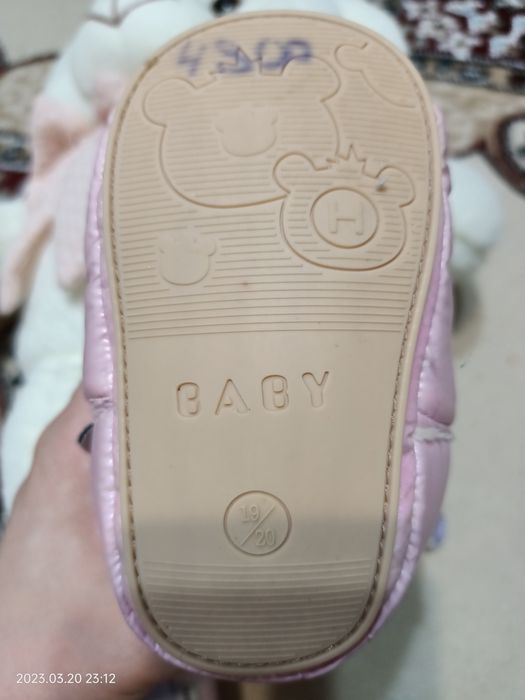 Продам детские ботинки