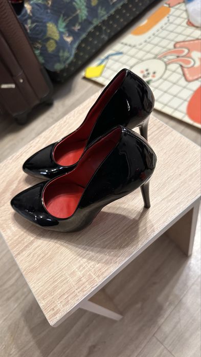 Продам черные туфли